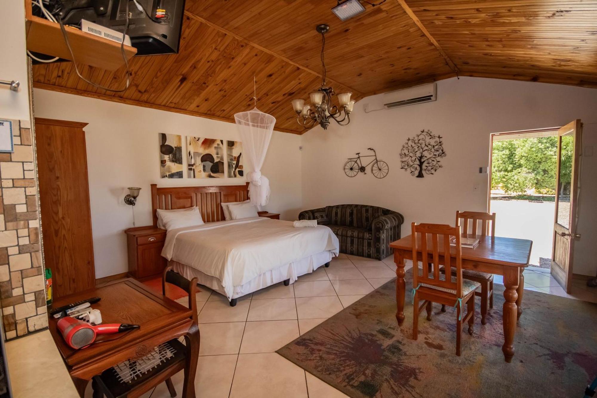 Tarantula Guest House Calvinia Экстерьер фото
